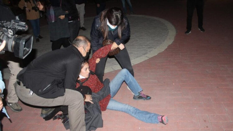 ‘Barınamıyoruz’ diyen öğrencilere yaka paça gözaltı