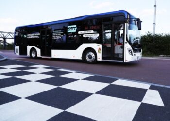 Çin’in sürücüsüz otobüsünün Paris’teki test sürüşü başarılı oldu