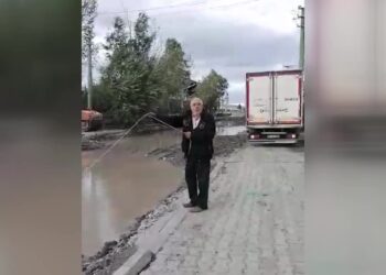 Bitmeyen yol çalışmasını biriken suda balık tutarak protesto etti