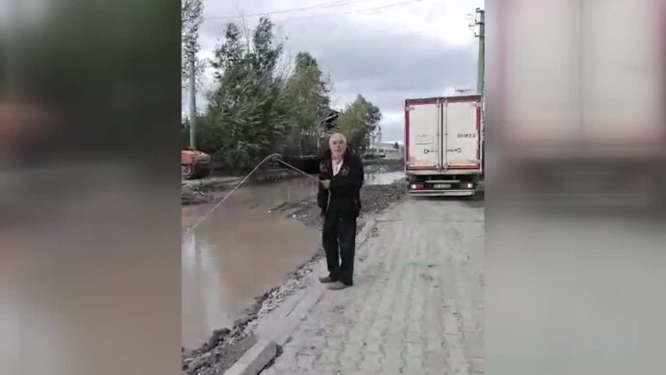 Bitmeyen yol çalışmasını biriken suda balık tutarak protesto etti