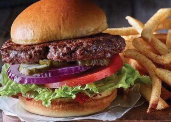 Yediği hamburgerin içinden insan parmağı çıktı