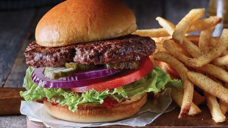 Yediği hamburgerin içinden insan parmağı çıktı