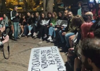 ‘Barınamıyoruz’ diyen öğrenciler birçok kentte sokakta sabahladı