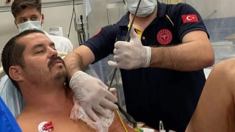 Hastaneye göğsüne saplanmış zıpkınla geldi