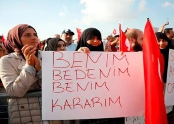 Aşı karşıtı mitinge izin vermeyen kaymakama tayin