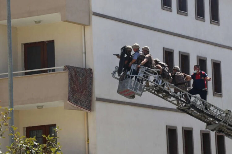 2 kişinin katil zanlısının evine itfaiye aracıyla operasyon