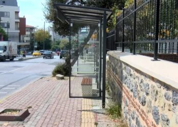 Görme engellilerin yolunun üzerine otobüs durağı yapıldı