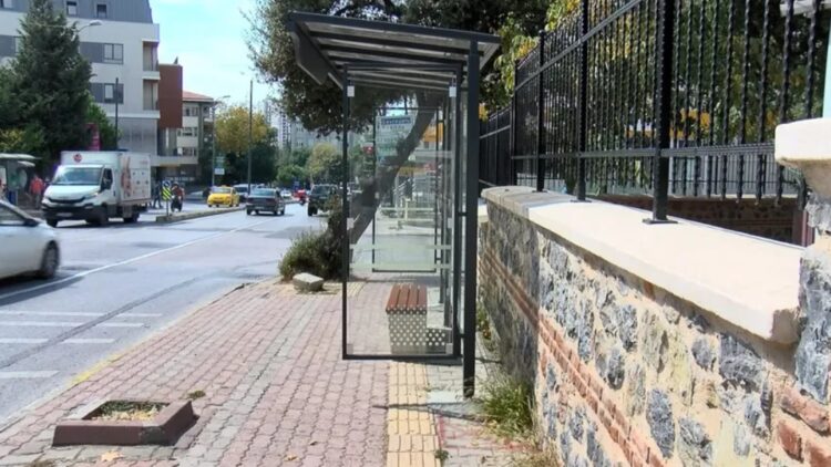 Görme engellilerin yolunun üzerine otobüs durağı yapıldı