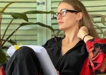 Serenay Sarıkaya yeni dizisini ‘Geliyor gelmekte olan’ diye duyurdu