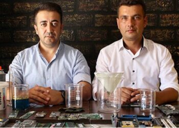 Elektronik atıklardan her gün evde 1 gram altın elde ediyorlar
