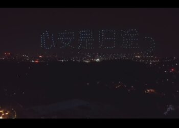 Meng Wanzhou’nun ülkeye dönüşünü kutlamak için 300 drone geceyi aydınlattı