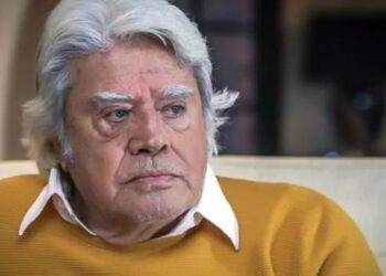 Cüneyt Arkın: Saraylar yapıyoruz yurt niye yapamıyoruz?