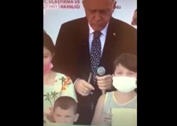 Erdoğan, kurdele kesen çocuğun kafasına vurarak tepki gösterdi