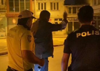 Alkollü sürücüden polise ‘Kelepçele beni’ ısrarı
