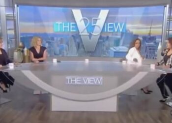 Testleri pozitif çıkınca canlı yayında stüdyoyu terk ettiler