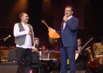 Erdal Erzincan bağlamasını İmamoğlu’na hediye etti