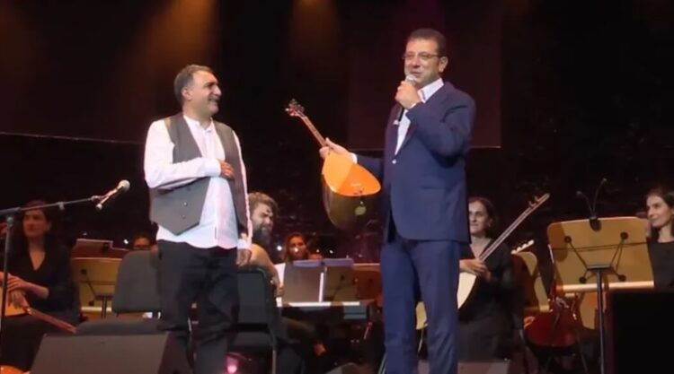 Erdal Erzincan bağlamasını İmamoğlu’na hediye etti