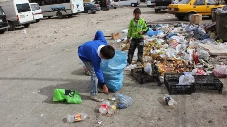 Yoksulluk raporu: Anneler çocuklarına mama yerine şekerli su içiriyor