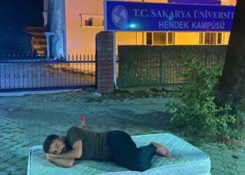 Kiraları protesto eden öğrenci kampüs girişine yatak attı