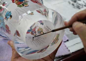 Çinli zanaatkar, dünyayı minik şişelerin içine sığdırıyor