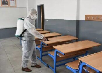 Yüzlerce sınıf pozitif vakalar nedeniyle karantinaya alındı
