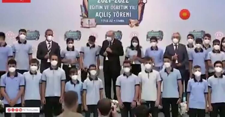 Erdoğan elindeki zilin adını unuttu, öğrenciden yardım istedi