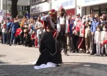 Edremit Kaymakamı kurtuluş kutlaması sonrası merkeze çekildi