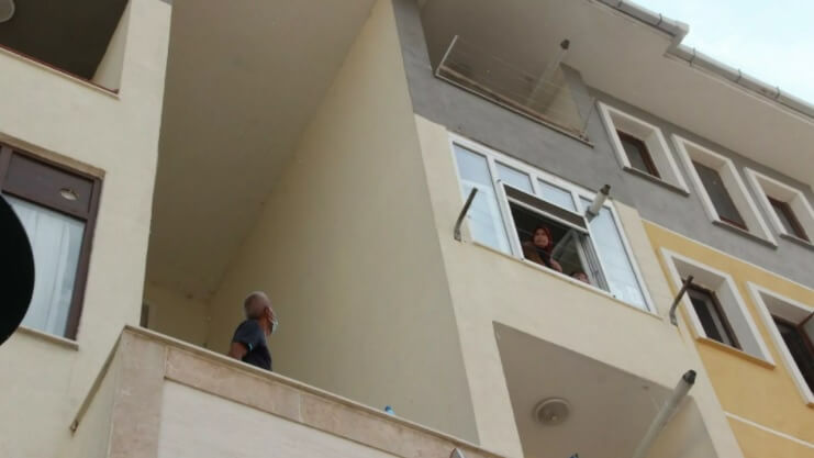 Yangın anında 2 yaşındaki çocuk, 4. kattan aşağı atılarak kurtarıldı