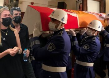 Kızları, Ferhan Şensoy’u gözyaşları içinde uğurladı