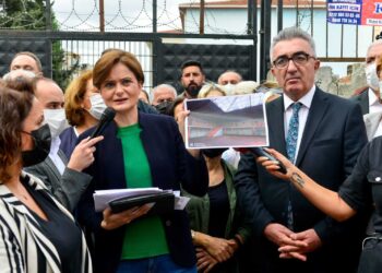 Kaftancıoğlu’nun gündeme getirdiği ‘teneke okul’ meclise taşındı