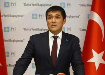 Buğra Kavuncu’dan ‘pankart’ açıklaması