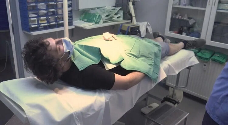 Türk YouTuber derisinin altına çip taktırdı