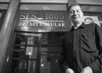 Son kez SES Tiyatrosu’nun sahnesinde… Ferhan Şensoy son yolculuğuna uğurlandı