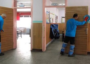 Her iki okuldan birinde hizmetli yok