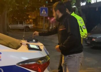 Cezayı alkolmetreye kredi kartı tutarak ödemek istedi