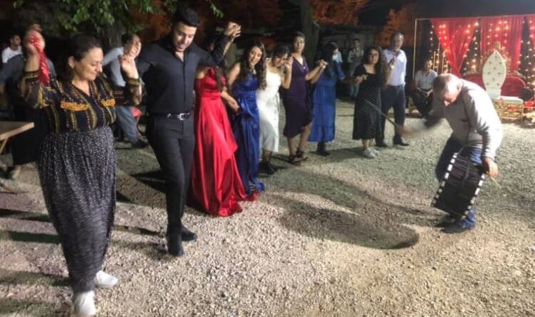 CHP’li vekil şalvarını giyip halay çekti