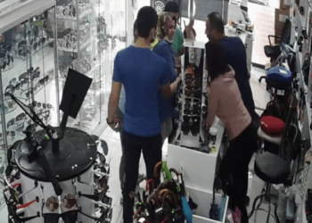 İndirim yapmayan çalışanın üzerine çay döktü