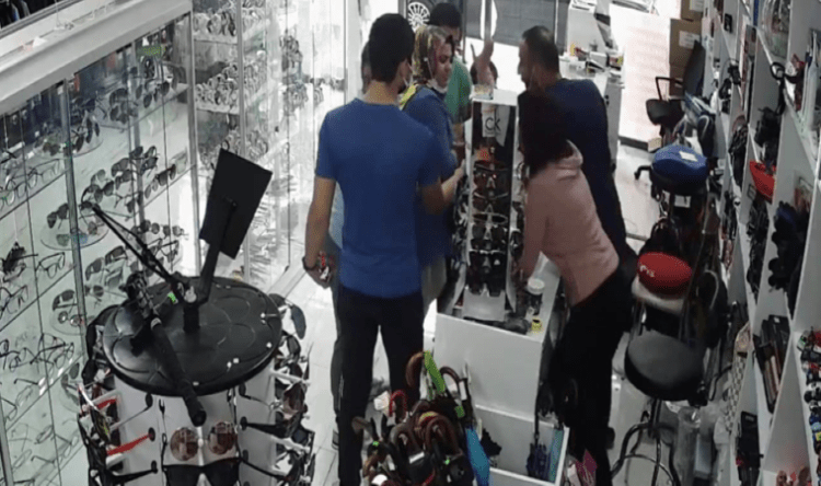 İndirim yapmayan çalışanın üzerine çay döktü