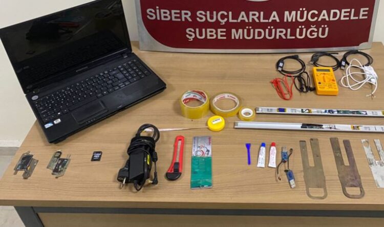 Kart kopyalayarak ATM’lerden 200 bin lira çektiler