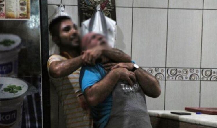 Boğazına bıçak dayadığı ustasını, 5 saat rehin aldı