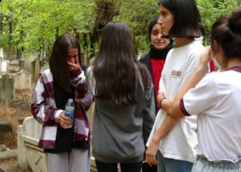 Canlı canlı gömülen bebeği öğrenciler buldu