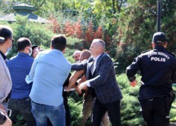 Aşı karşıtlarının mitinginde gerginlik