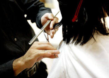 Müşterisinin saçını yanlış kesti: 2.4 milyon tazminat ödedi