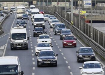 İstanbul’da seyir halindeki araçlara kurşun sıktılar