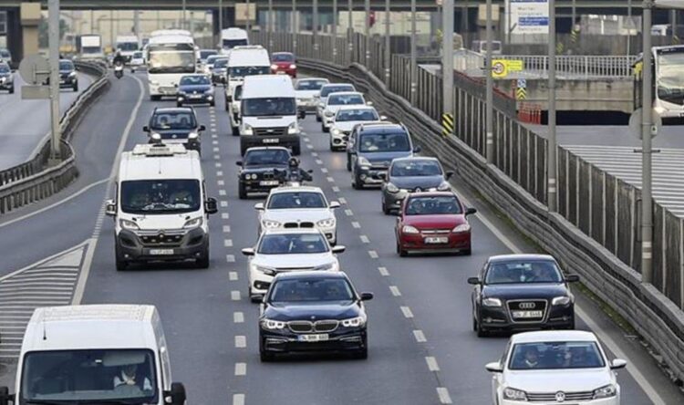 İstanbul’da seyir halindeki araçlara kurşun sıktılar