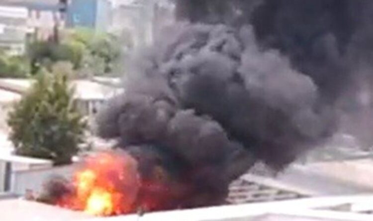 İstanbul’da bir işyerinin çatısının alev aldı