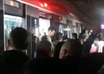 Marmaray arızalanınca yolcular rayların üzerinde yürüdü