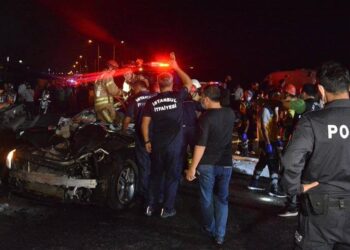 Lastiği patlayan otomobil faciaya neden oldu: Ölü ve yaralılar var