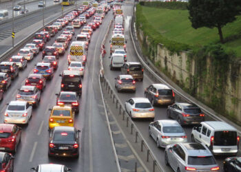 Okullar açıldı, trafik felç