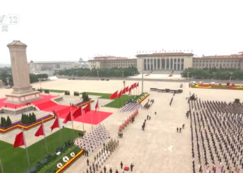 Xi Jinping, Halk Kahramanları Anıtı’na çiçek koydu